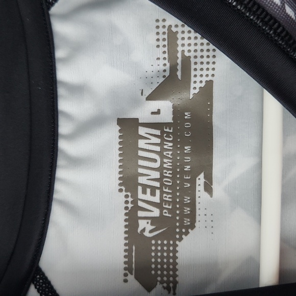 New Unused Venum no gi long sleeve Rashguard - Picture 2 of 5